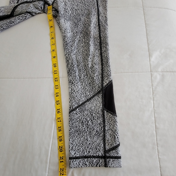 Lululemon Outrun Athletic Crops Power Luxtreme in Spray Jacquard White/Black, 8 - Picture 10 of 10